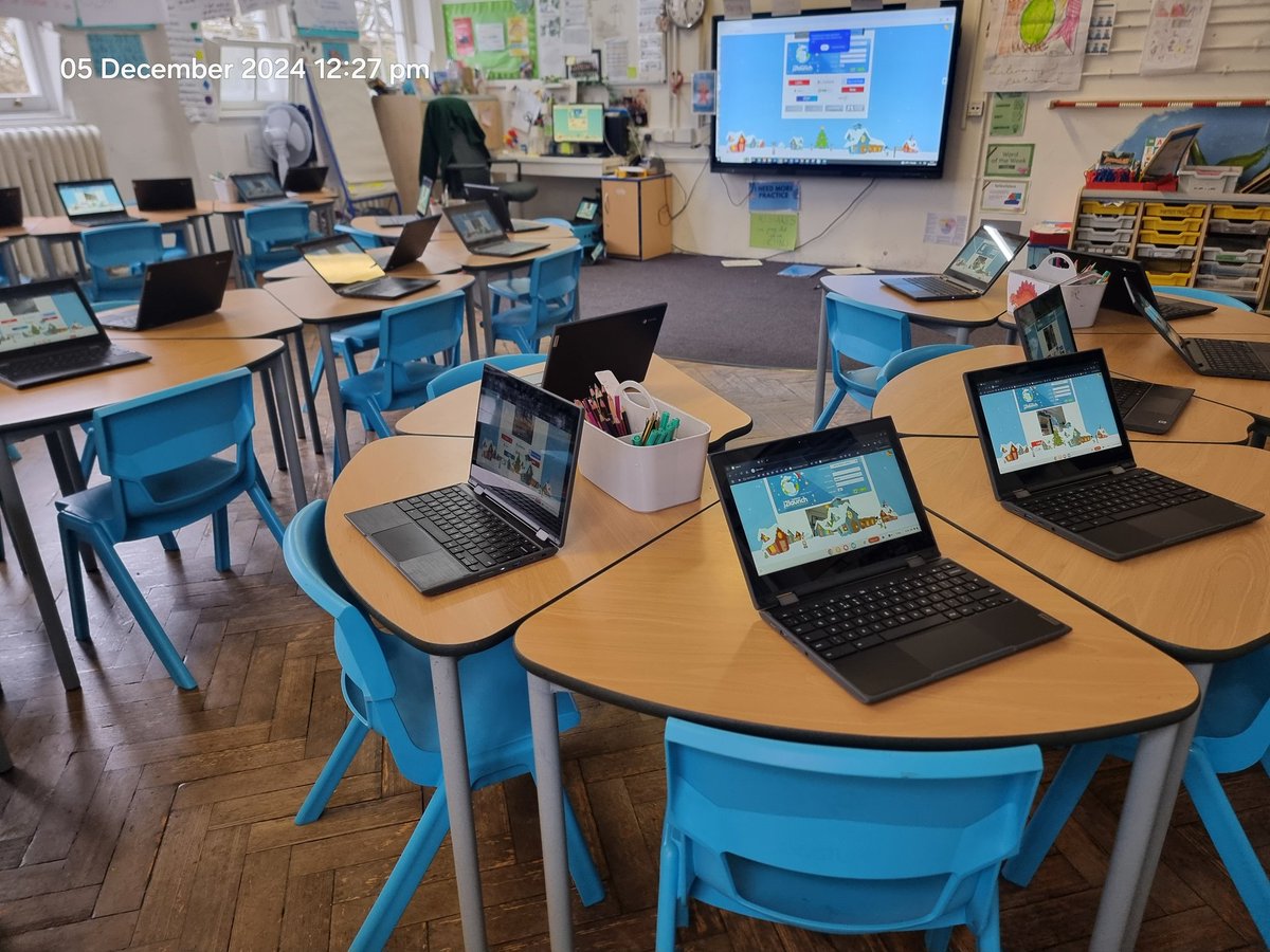 TsuiAllen's tweet image. What a fantastic early Christmas present from @just2easy_com Instead of the Chromebooks going to sleep, the QR code reader camera function on will keep the device ready for learning... #NoMorePasswords #KeyStage1 #PrimaryComputing