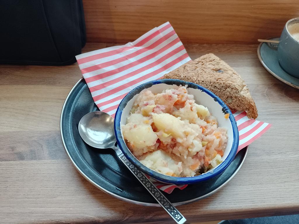 LachlanMain's tweet photo. CHORLEY.
Acold day calls for a bowl of corned beef hash at Bee's π.
#Chorley #BeesCountryKitchen #lunch #fatrat https://t.co/PEUtYHH1xw