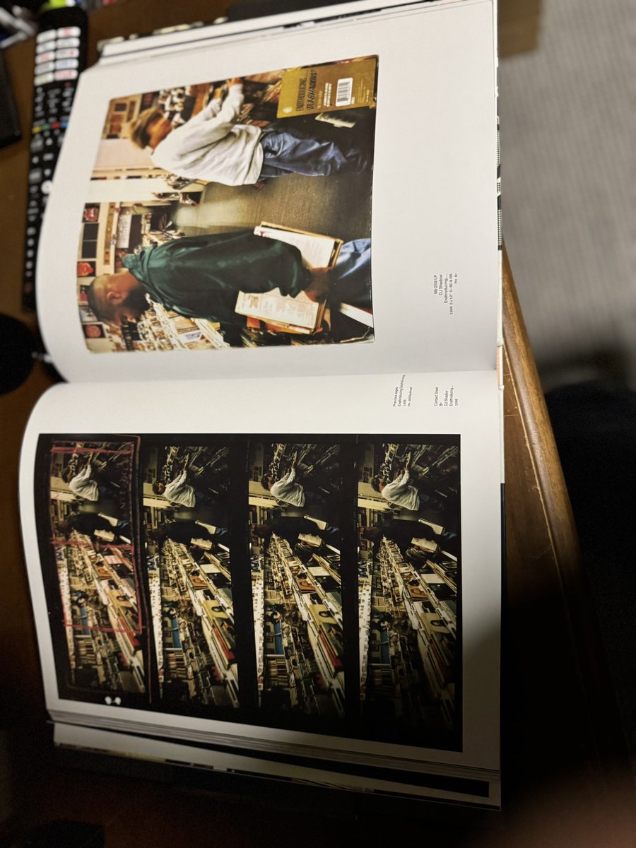 hyumattan's tweet photo. 今年の自分へのご褒美にメルカリでシールドのMO'WAXの写真集を購入(シールド)。
大学入学してタンテ買った頃、まだ札幌のアルタにキングコングあって、breakbeatsのエサ箱の中からMO'WAXとかNINJATUNEとかばっかり買って聴いてました。 #MO'WAX #breakbeat https://t.co/XCut4gqTBk