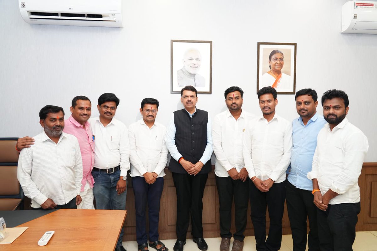 SiddheshwarMun7's tweet photo. राज्याचे अभ्यासुकणखर,संयमी,कार्यक्षम,राजकारणातील चाणक्य असलेले मा.ना.देवेंद्रजी फडणवीस साहेब यांची  मुख्यमंत्रीपदी तिसऱ्यांदा निवड झाली त्याबद्दल त्यांचे महाराष्ट्र राज्य संगणकपरिचालक संघटनेकडून हार्दिक अभिनंदन व पुढील कार्यास  हार्दिक शुभेच्छा
@Dev_Fadnavis,@kdhavse https://t.co/4m5IhwfUjp