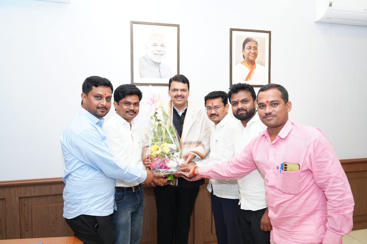 SiddheshwarMun7's tweet photo. राज्याचे अभ्यासुकणखर,संयमी,कार्यक्षम,राजकारणातील चाणक्य असलेले मा.ना.देवेंद्रजी फडणवीस साहेब यांची  मुख्यमंत्रीपदी तिसऱ्यांदा निवड झाली त्याबद्दल त्यांचे महाराष्ट्र राज्य संगणकपरिचालक संघटनेकडून हार्दिक अभिनंदन व पुढील कार्यास  हार्दिक शुभेच्छा
@Dev_Fadnavis,@kdhavse https://t.co/4m5IhwfUjp