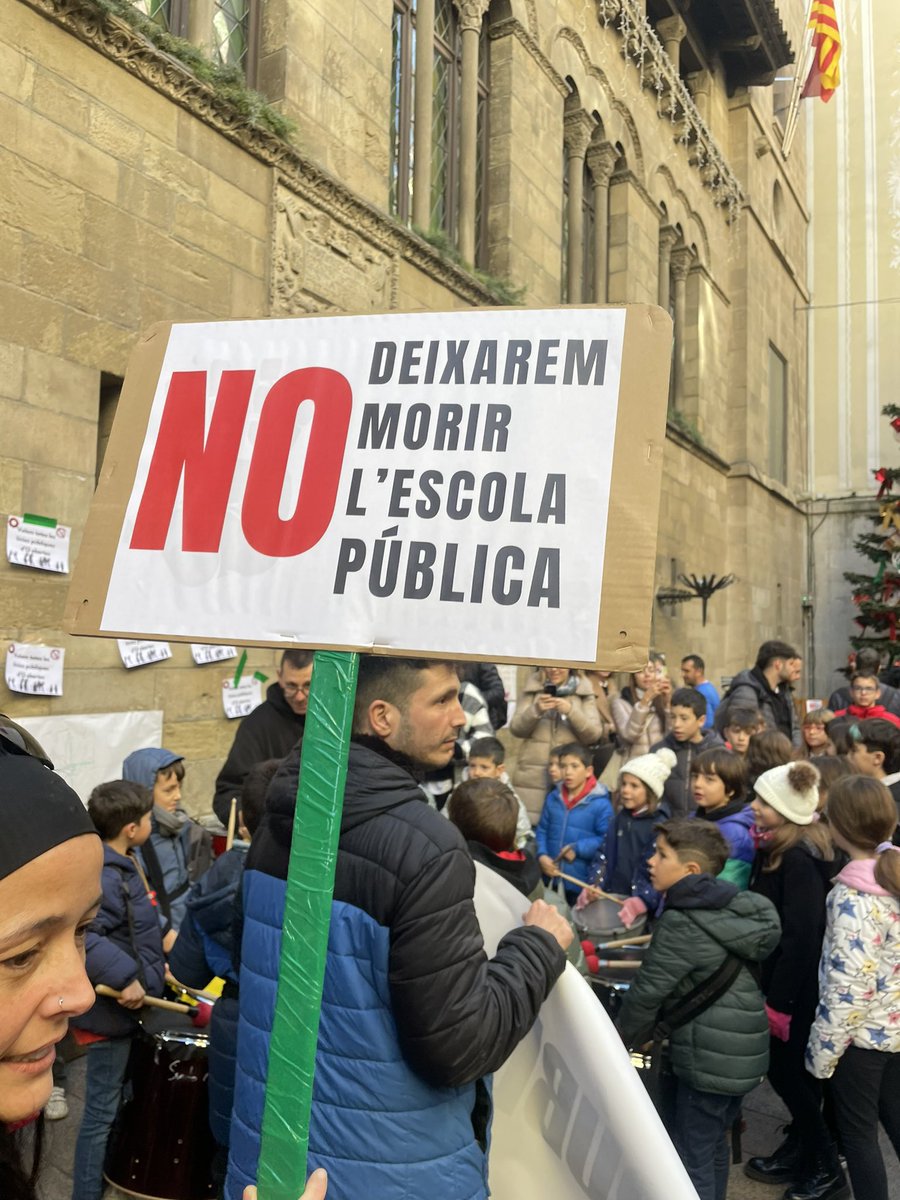 XavierEstradaF1's tweet photo. L’escola pública és el pilar de la igualtat d’oportunitats, la cohesió social i la democràcia.
Defensar-la és garantir que tots els infants, sense excepcions, tinguin accés a una educació de qualitat basada en valors i drets universals.  #espiga #alba https://t.co/zi17n6Eah5