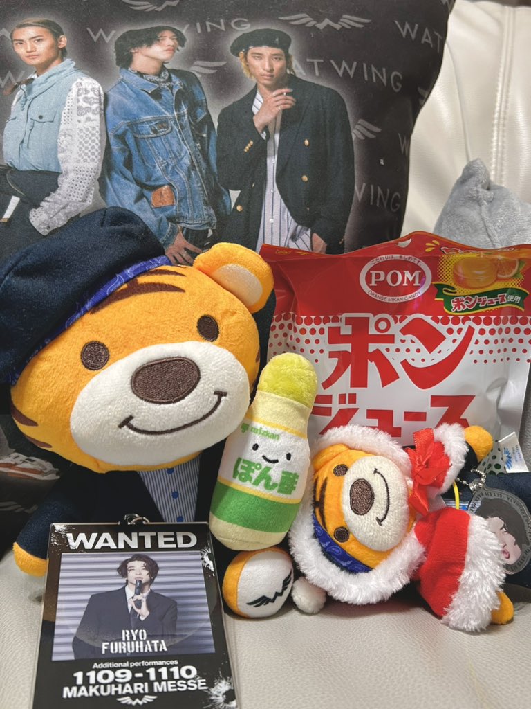 maki_0_win's tweet photo. ねぇ見てぇ😭やっと自引き🫶
ぽん酢ちゃんゲトできたー😭
亮くんと亮トラちゃんとポンづくし💛
#WATWING の #古幡亮 くんは【Pon】ってニックネームがあります☺️
推してる私たちは“ぽん”につい惹かれてしまうのです☺️
ぽん酢サワーグラスも持ってます🥂💛
#ぽん酢
#Ryopon 🦊
#Windy #ぽんぽんWindy https://t.co/bzuwB6hjQr