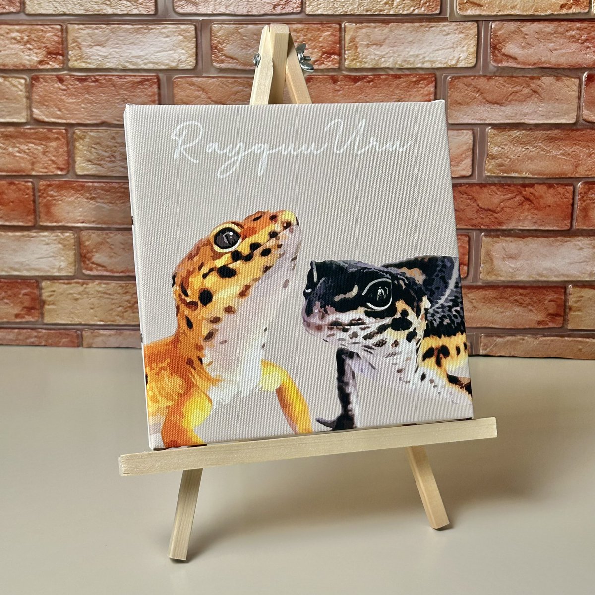 REPTILESTYLE_'s tweet photo. 【オーダーメードペットアートのご紹介】✨
今回作成させていただいたのは、大切な家族「Rayquu」ちゃんと「Uru」ちゃんのアートです！
2匹の個性が光る、とても愛らしい表情が魅力的🐾💕

#REPTILESTYLE #オーダーメイドアート #ペットアート #レオパ #爬虫類 https://t.co/UEgafKLlEC