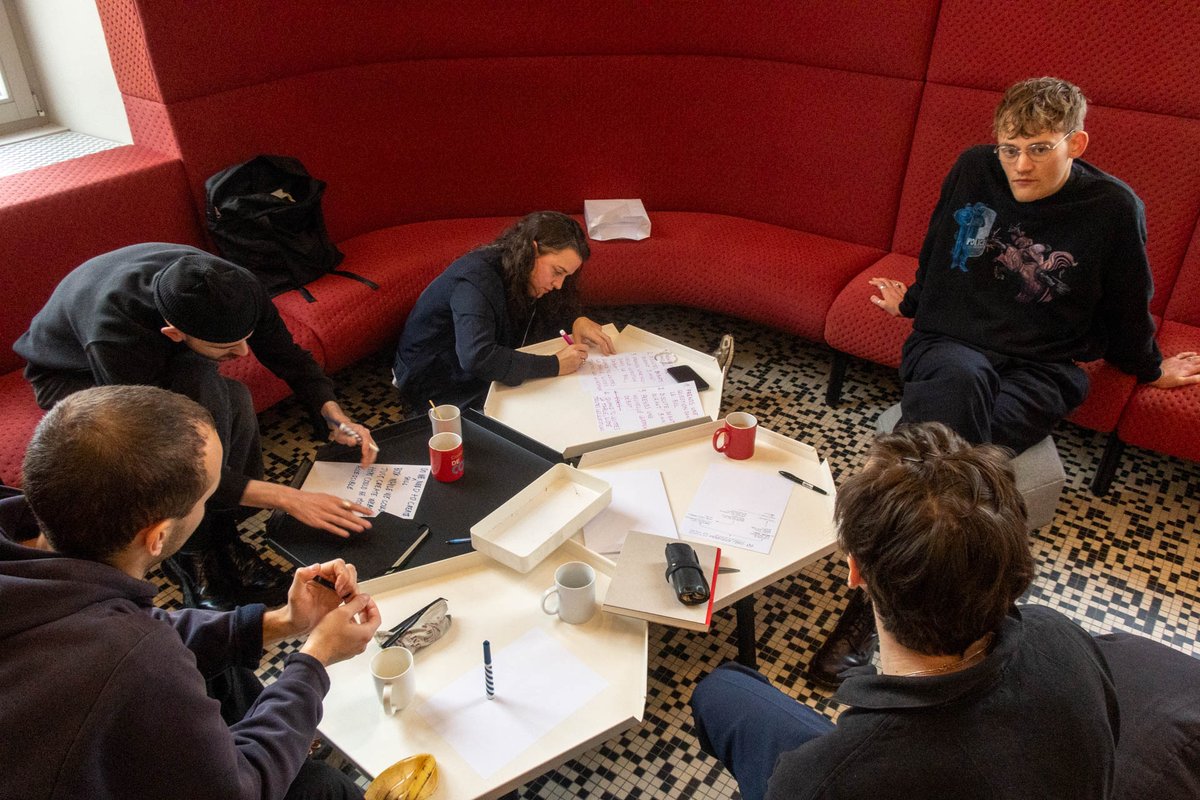 ofaj_dfjw's tweet photo. Que signifie faire un livre ? Quel est le pouvoir des livres ? Des étudiants designers graphiques 🇫🇷 &amp;🇩🇪contribuent à la fabrication d'ouvrages. L'OFAJ est ravi de soutenir ce workshop culturel organisé par @leSigne_cng 
 
©️Felix Walser https://t.co/d080Cvzxvf