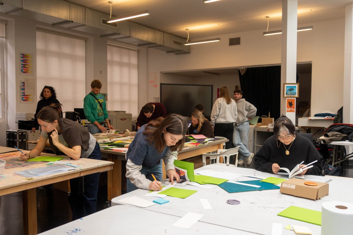 ofaj_dfjw's tweet photo. Que signifie faire un livre ? Quel est le pouvoir des livres ? Des étudiants designers graphiques 🇫🇷 &amp;🇩🇪contribuent à la fabrication d'ouvrages. L'OFAJ est ravi de soutenir ce workshop culturel organisé par @leSigne_cng 
 
©️Felix Walser https://t.co/d080Cvzxvf