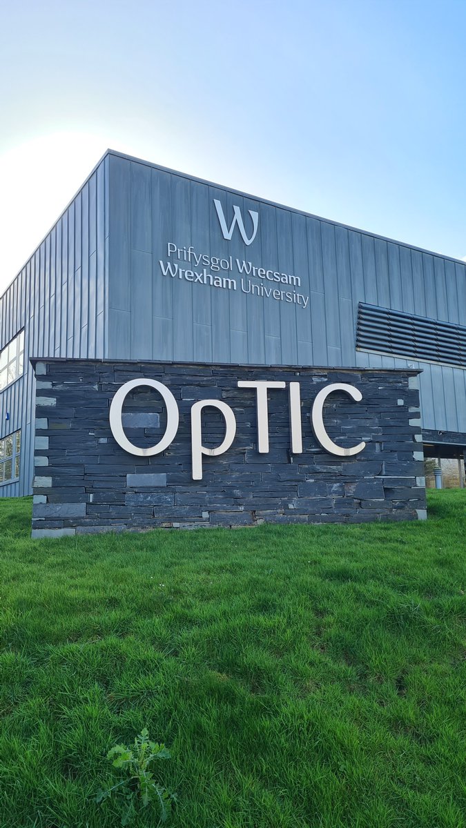 Y flwyddyn nesaf, bydd Canolfan Dechnoleg OpTIC yn dathlu 20 mlynedd ers i ni agor ein drysau am y tro cyntaf 🎉 🥳 

I gydnabod y garreg filltir hon, byddwn yn edrych yn ôl ar nifer o lwyddiannau allweddol a straeon o ddiddordeb cyffredinol dros yr 20 mlynedd diwethaf... 🧵