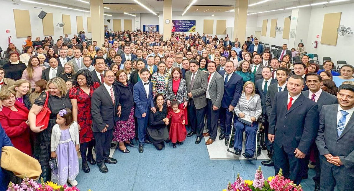 Les comparto con mucho cariño esta fotografía de nuestra visita el día 4 de diciembre de 2024, a la Iglesia en Satélite, México.
Dios les bendiga.