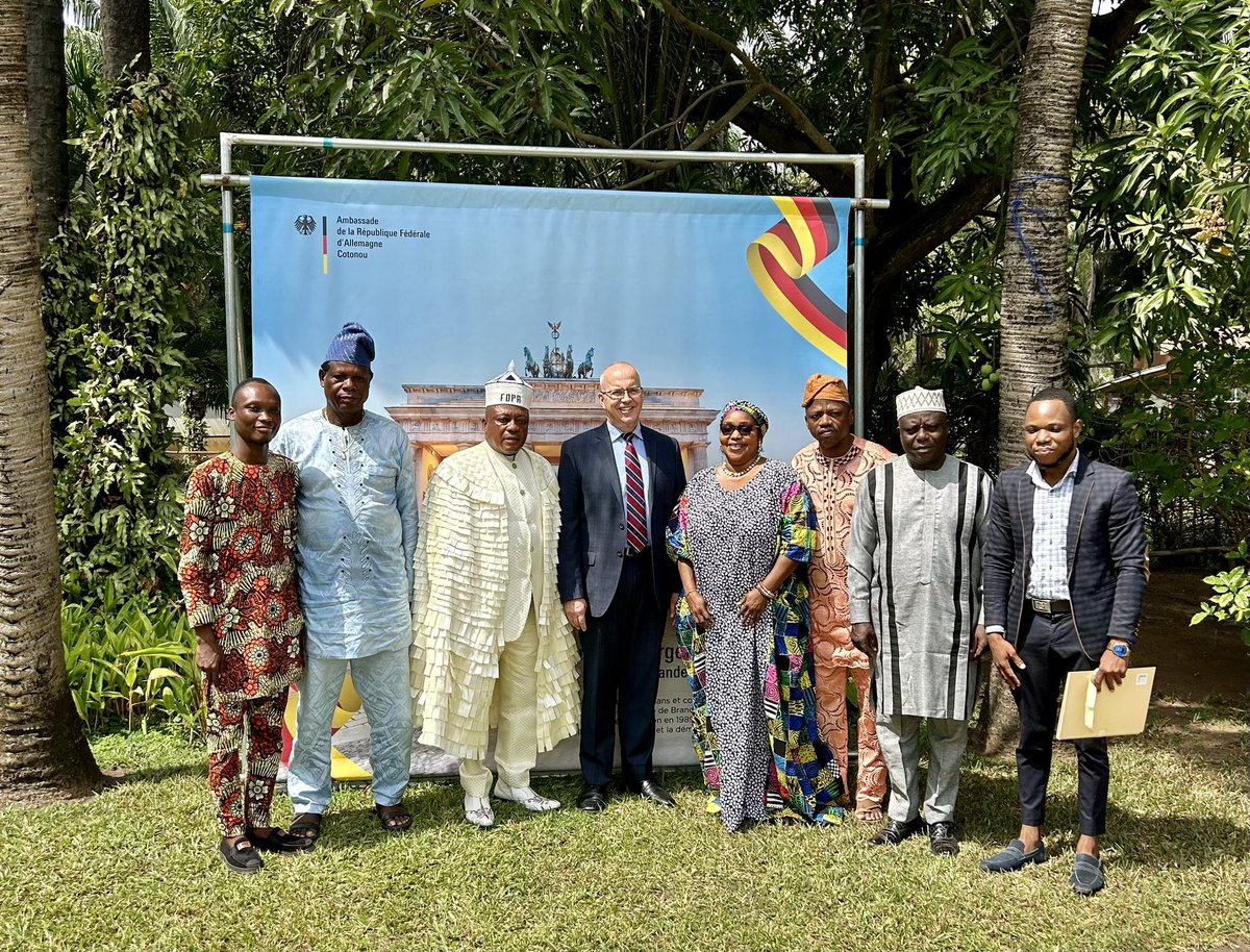 AmbAllBenin's tweet photo. Excellent échange avec le Président Mondial de la « Fondation Œcuménique pour la Paix en Afrique », Sa Majesté Gilbert DAKE ABIAKOU DJOKESS KPOTOKAN II, et son équipe sur la cohésion sociale au 🇧🇯 en vue des élections de 2026 et sur la situation dans la sous-région 🫱🏻🫲🏾
#FOPA #paix https://t.co/NQoH5O3VZv