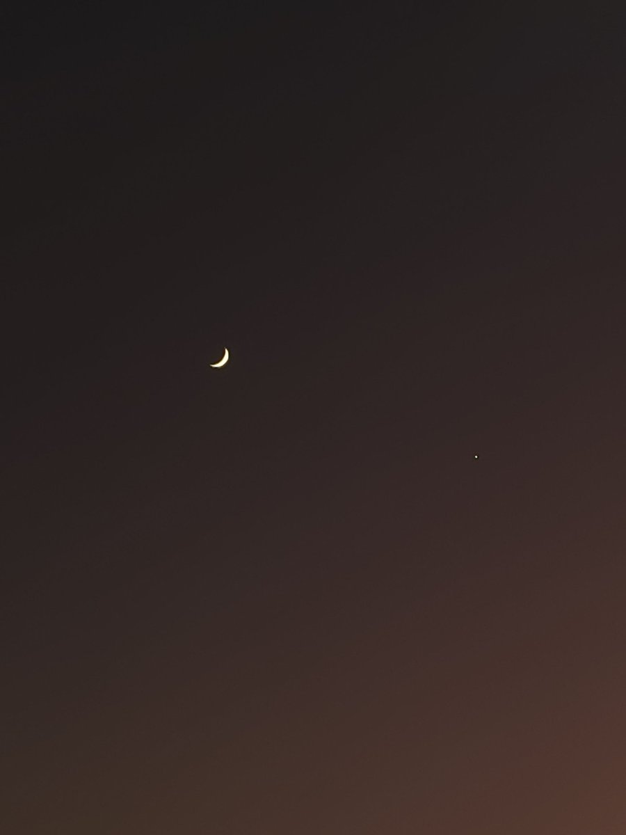 8th_wonderrrr's tweet photo. Moon and Venus https://t.co/aJJba6Z8if