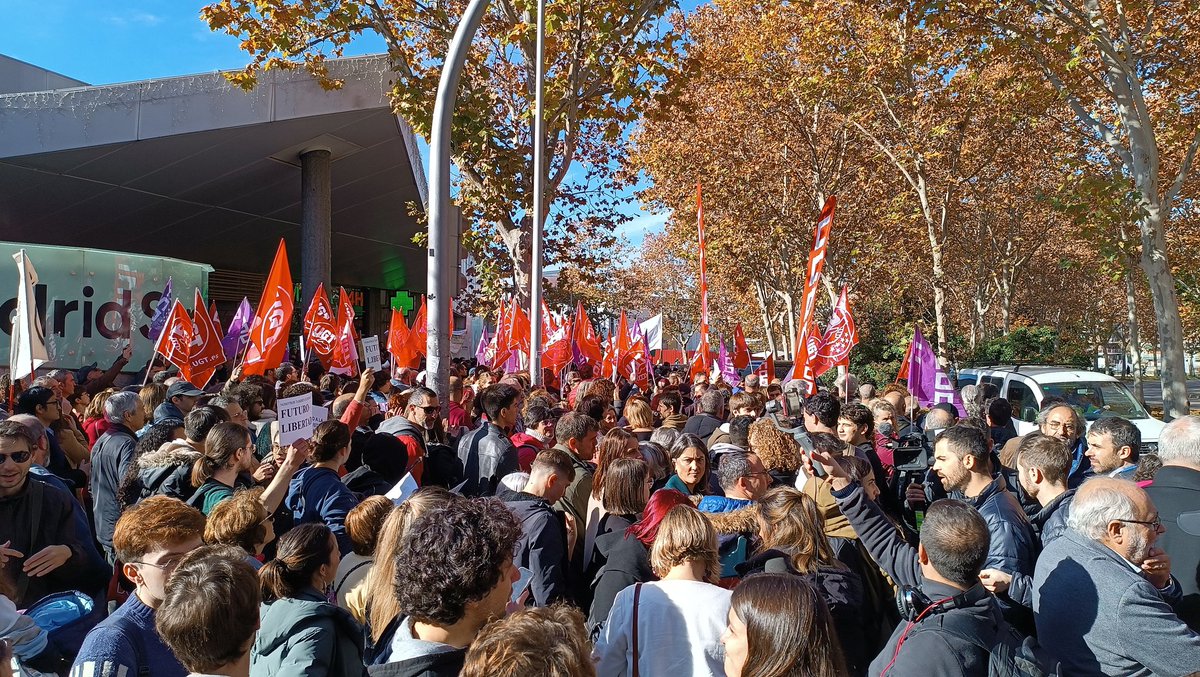Manifestación en contra de las políticas de #Ayuso. A favor de la universidad pública 💪
#universidadpublica #FueraAyuso