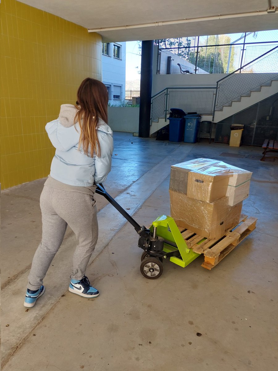 comvalleazahar's tweet photo. El alumnado de segundo de #cfgb para el módulo de #operacionesauxilaresdealmacenaje realiza prácticas con las transpaletas en la manipulación de unidades de carga #logistica #almacen #fp https://t.co/G0kyY2mMa5