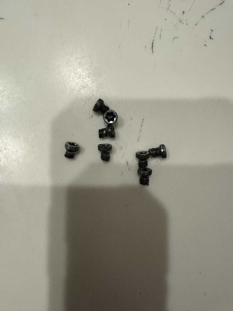 ScottCatCR1's tweet photo. 有識者の方、助けてください。BB周りから異音とガタが出た為、確認のためにクランクを外したところ、クランクとスパイダーにガタがあり、その2つを止める全ネジが折れてました。このクランク側に取り残されたネジを外す事は可能でしょうか…
#sram #dub #crank #ロードバイク #破損 https://t.co/vHjUJrAMT9