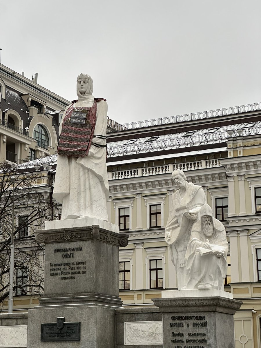 Estatua con chaleco antibalas.