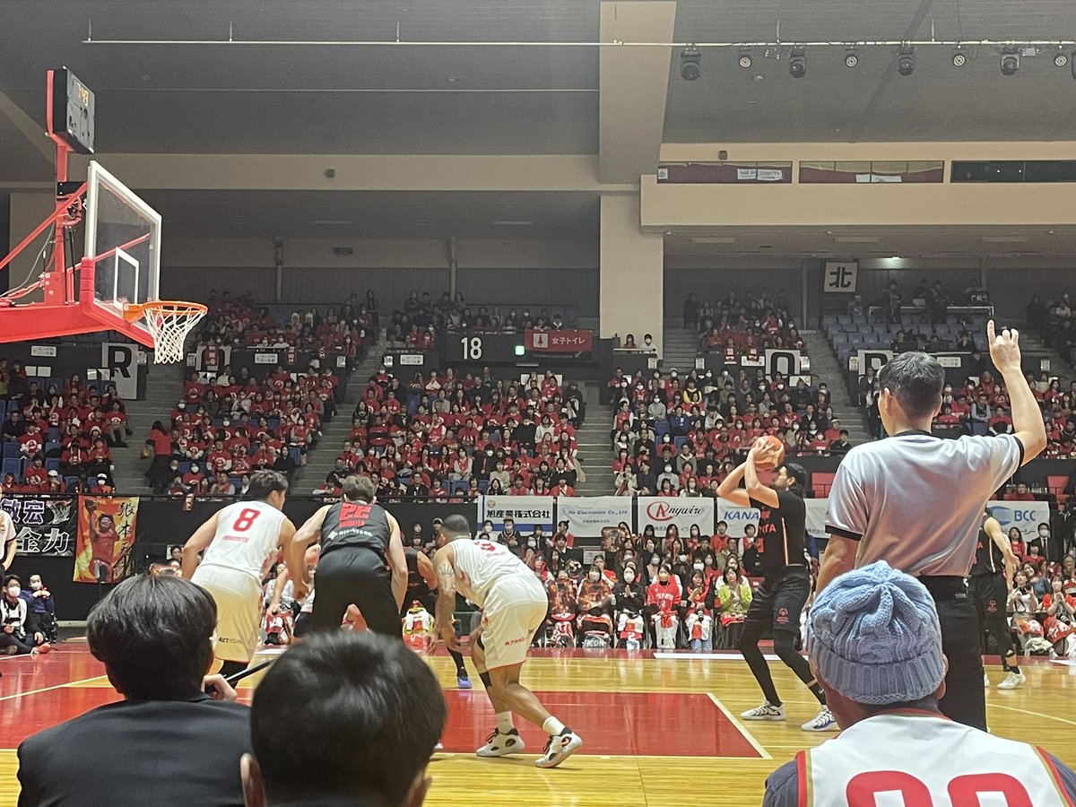 msa_kn's tweet photo. ドルフィンズファンの同僚に連れられドルフィンズベンチ裏で天皇杯観戦するアルバルクファン。
めっちゃ興奮した！
感情がぐちゃぐちゃになるので次はアルバルク戦以外で… https://t.co/26swdvsKKX
