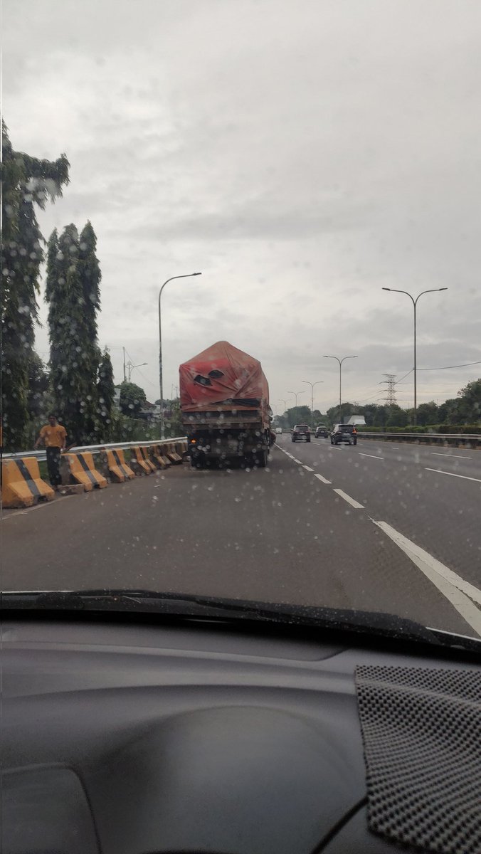 deddysat's tweet photo. @TMCPoldaMetro maaf OOT, pernah hampir celaka saat masuk dari GT Jatiwarna 1 gara2 truk yg sering parkir di depan GT Jatiwarna 1. apa harus nunggu kecelakaan fatal baru ada tindakan nih? https://t.co/KbvoGgEjJY