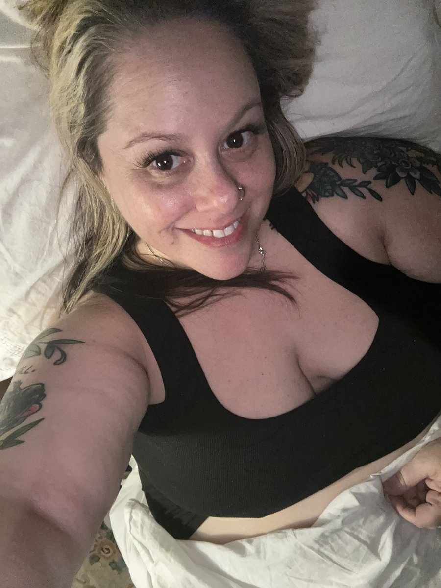 KupKake1107's tweet photo. Thinking of you .. wanna keep me warm 🥶🎂❄️
#plus #thick #bigboobs # #coguar #milf https://t.co/9LUxeCOh1R