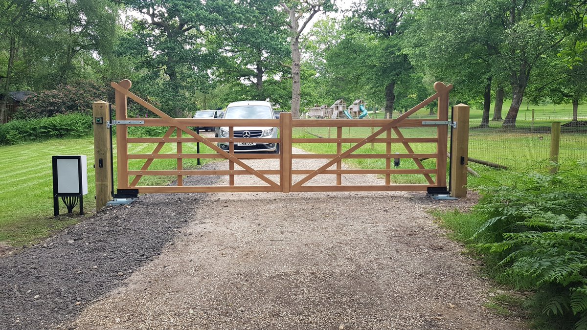 SCSautomationuk's tweet image. New 5 bar automated gate installation complete with @RogerTechnology control box. Ensuring the site is kept secure but also allows access with ease #5bargate #electricgates #staysafe #Security