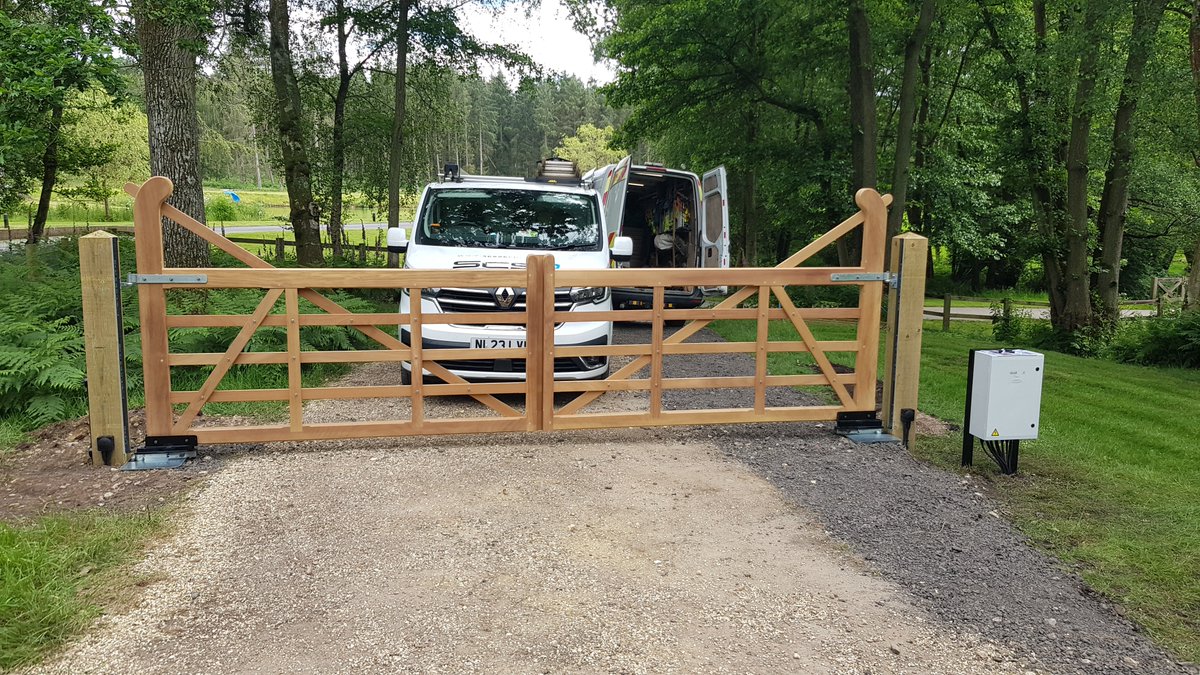 SCSautomationuk's tweet image. New 5 bar automated gate installation complete with @RogerTechnology control box. Ensuring the site is kept secure but also allows access with ease #5bargate #electricgates #staysafe #Security