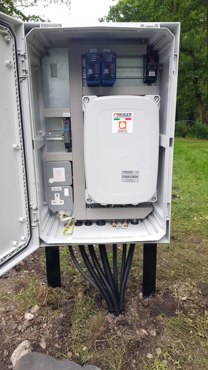 SCSautomationuk's tweet image. New 5 bar automated gate installation complete with @RogerTechnology control box. Ensuring the site is kept secure but also allows access with ease #5bargate #electricgates #staysafe #Security