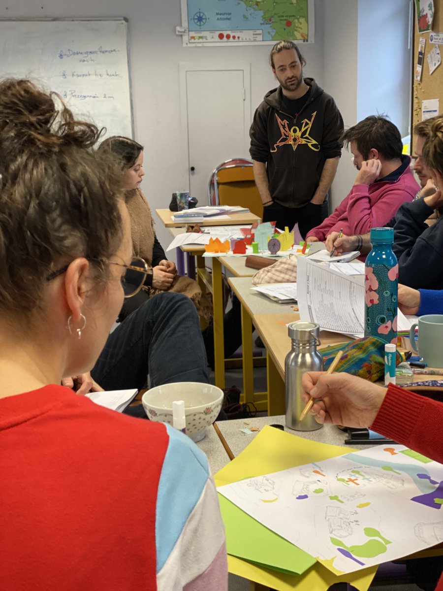 🗺Kentel "kavout e hent" : ar stajidi a zo o labourat war penaos en em lec'hiañ war un tres ha deskiñ ar geriaoueg a-zere.
---
🗺Cours "trouver sa route" : les stagiaires travaillent en petits groupes pour apprendre le vocabulaire afin de se repérer dans l'espace.

#stumdi