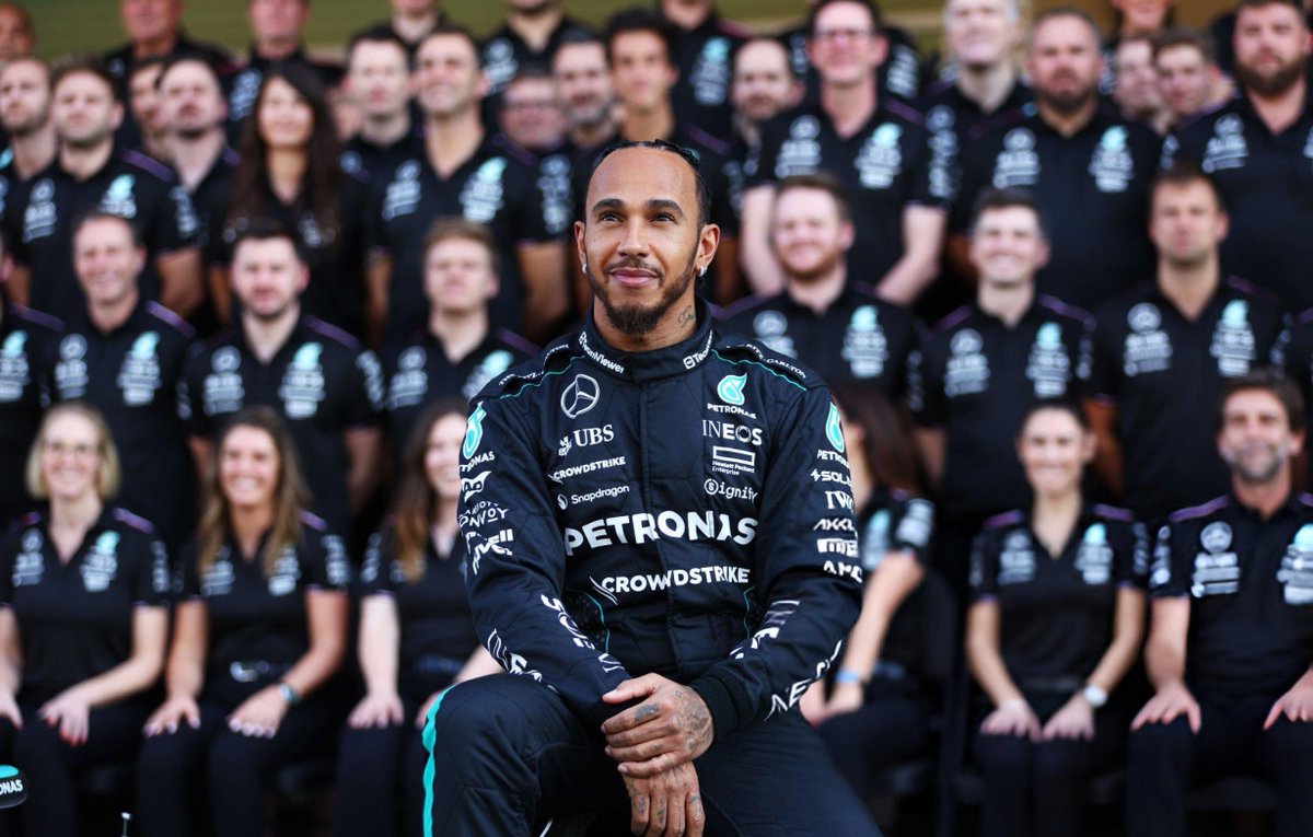 Lewis Hamilton has officially taken his final team pictures with Mercedes-AMG Petronas F1 Team. ❤️