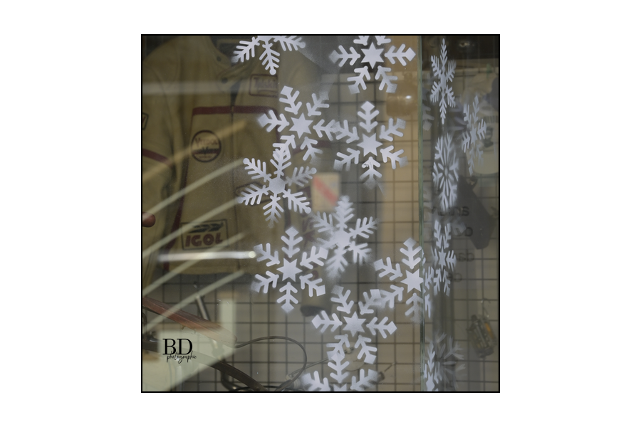 berenddoo's tweet photo. Vitrines en scène, association à St. Privat.
Un peu de décoration pour le fin de l'année .... https://t.co/0fAOdRfKB3