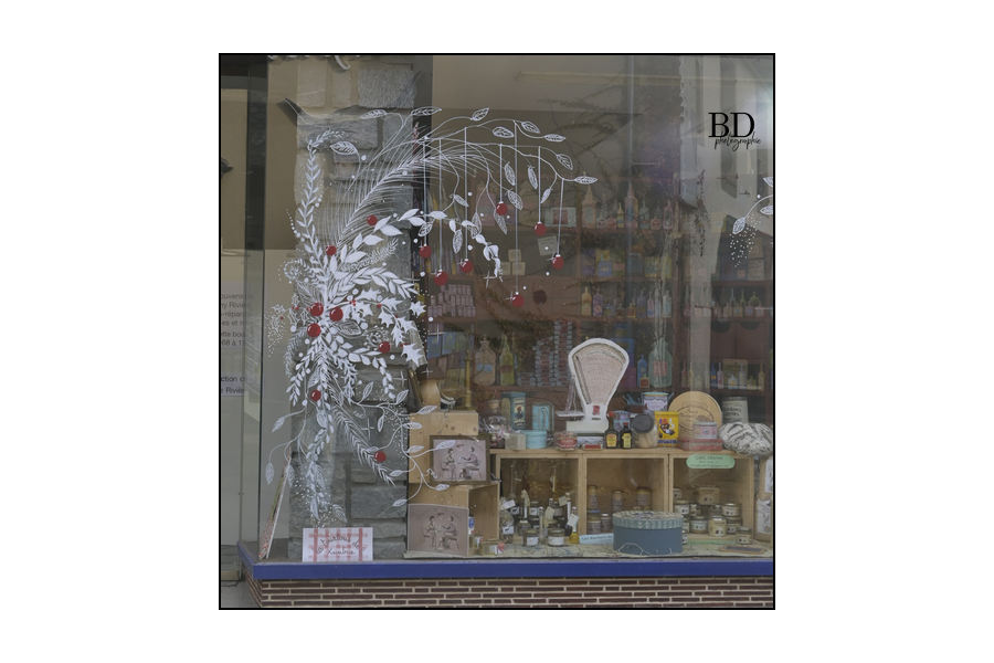 berenddoo's tweet photo. Vitrines en scène, association à St. Privat.
Un peu de décoration pour le fin de l'année .... https://t.co/0fAOdRfKB3