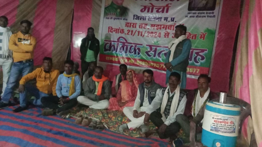 SatnaAap's tweet photo. ,
*जुल्मी जब जब जुल्म करेगा सत्ता के गलियारों में चप्पचप्पा गूंज उठेगा इंकलाब के नारों से।।*

*कड़ाके की ठंड में भी पहुंच रहे ग्रामीण गोपालपुर ने भी अपनी स्थिति दर्ज कराई।।*

बरौंधा तहसील सहित तमाम मुद्दों को लेकर संयुक्त किसान मोर्चा के बैनर तले बैठे क्षेत्र वासियों के https://t.co/gzimB5w9YH