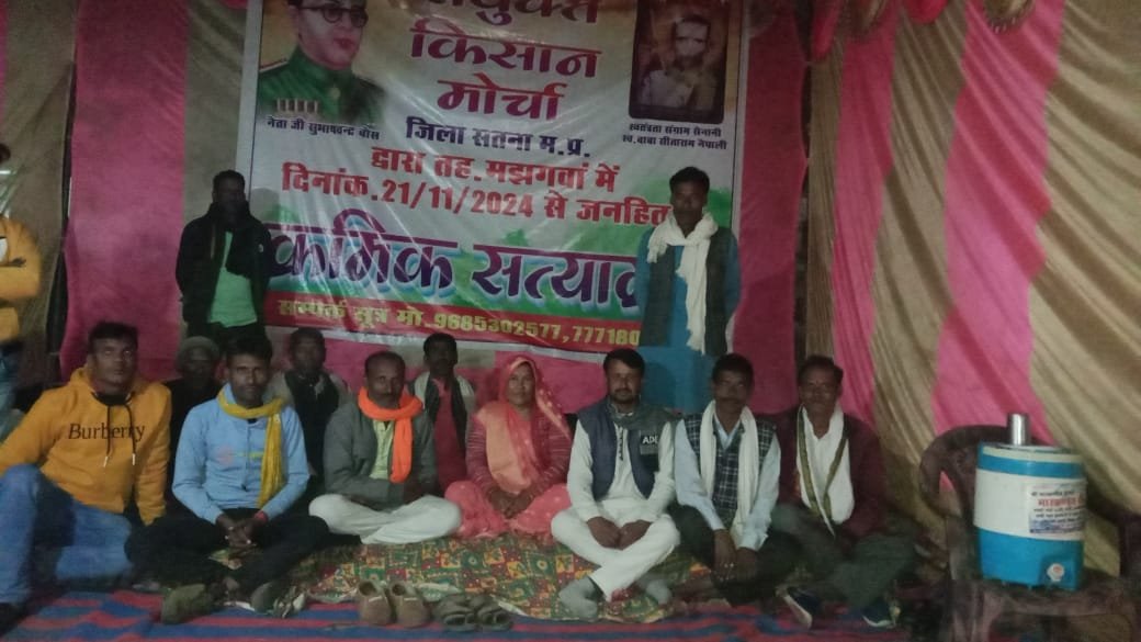 SatnaAap's tweet photo. ,
*जुल्मी जब जब जुल्म करेगा सत्ता के गलियारों में चप्पचप्पा गूंज उठेगा इंकलाब के नारों से।।*

*कड़ाके की ठंड में भी पहुंच रहे ग्रामीण गोपालपुर ने भी अपनी स्थिति दर्ज कराई।।*

बरौंधा तहसील सहित तमाम मुद्दों को लेकर संयुक्त किसान मोर्चा के बैनर तले बैठे क्षेत्र वासियों के https://t.co/gzimB5w9YH
