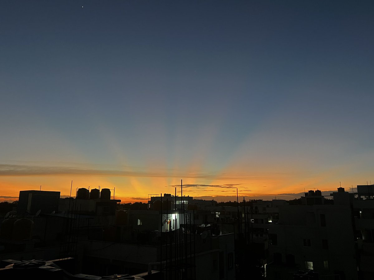 Muralireddy1990's tweet photo. Bengaluru #Sunset #NatureArt #EveningGlow https://t.co/lMHwpyHlER