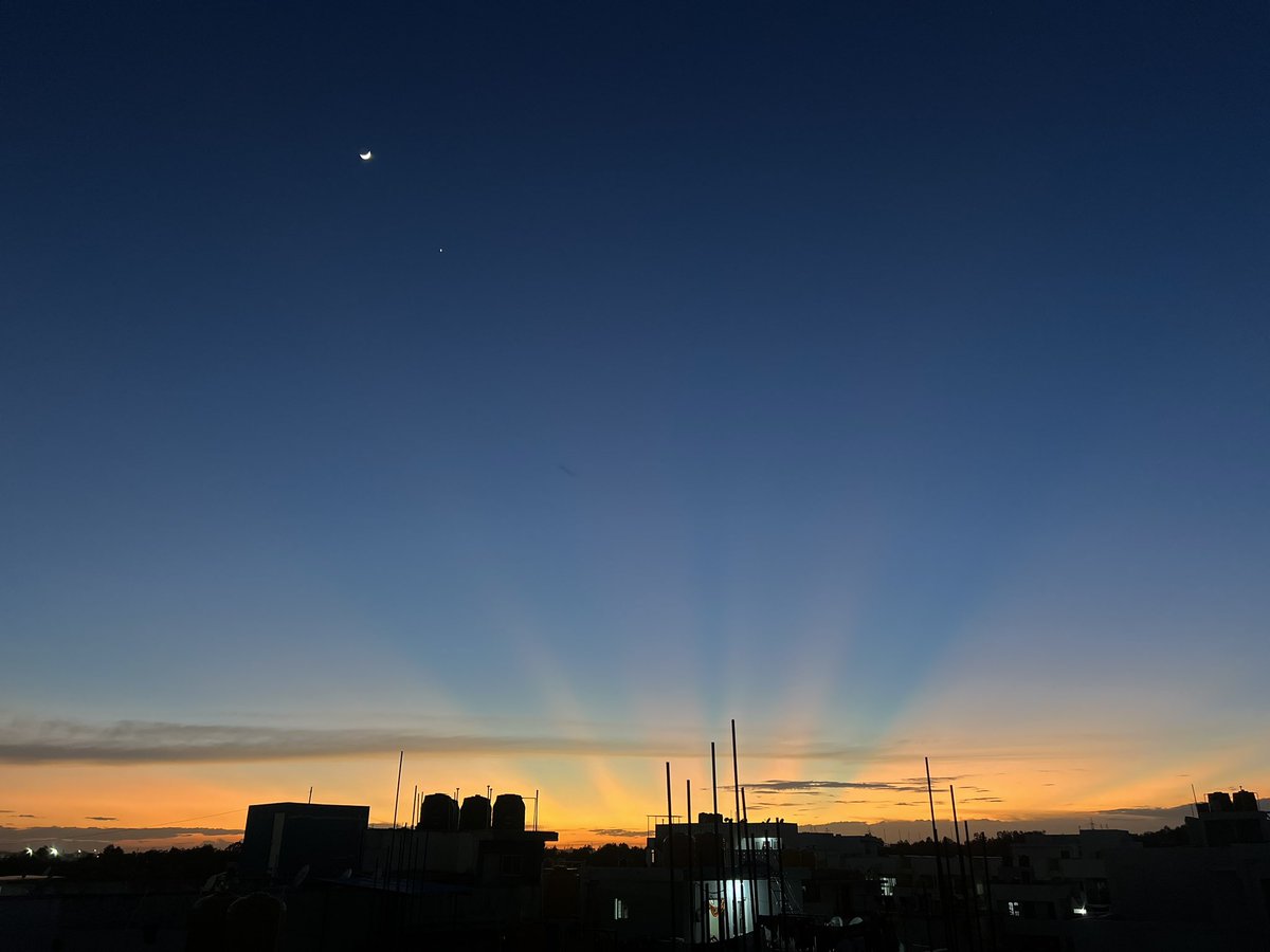 Muralireddy1990's tweet photo. Bengaluru #Sunset #NatureArt #EveningGlow https://t.co/lMHwpyHlER