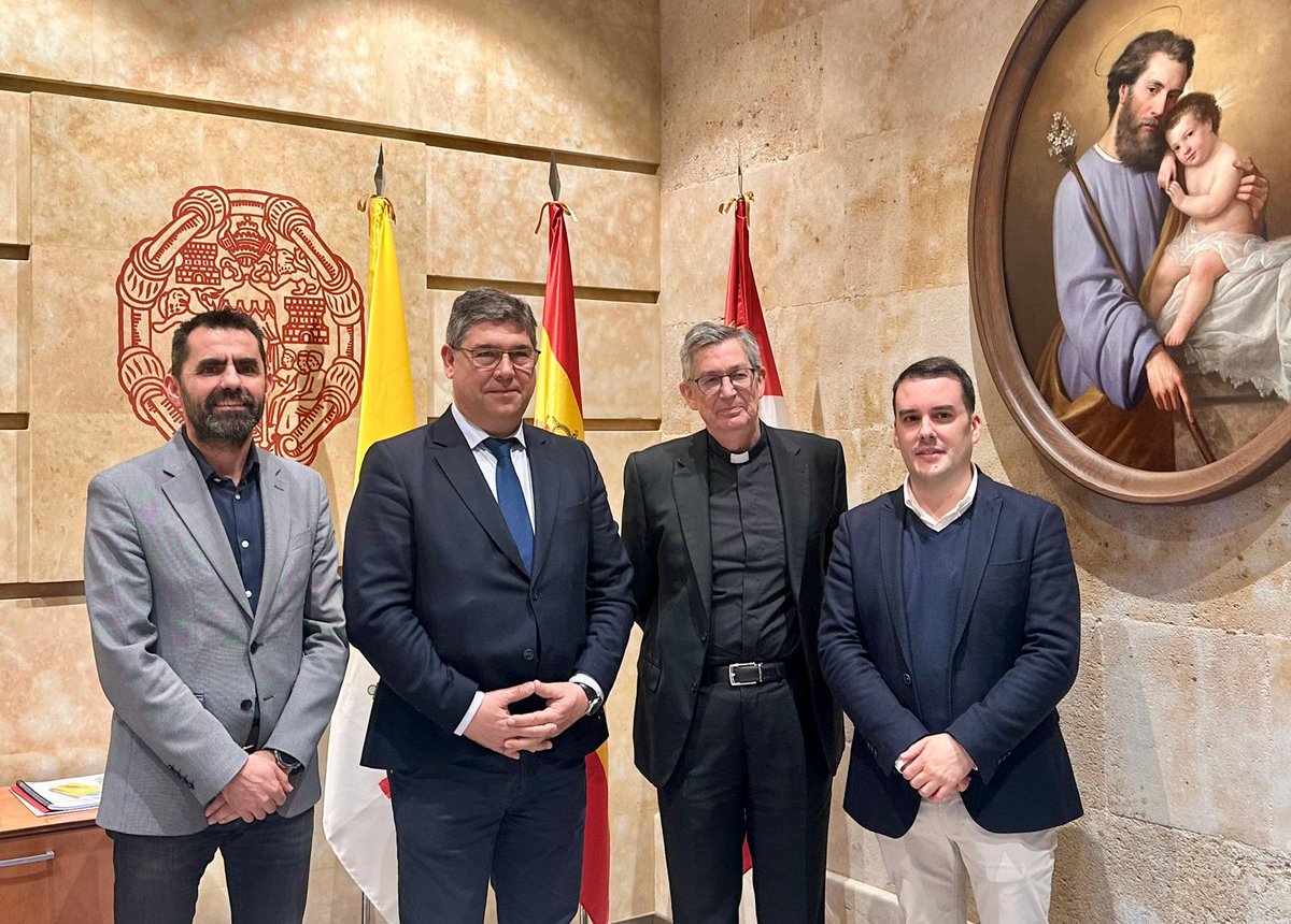 upsa's tweet photo. 🎓 El Rector, Santiago García-Jalón, acompañado por el director de Relaciones #Universidad-Empresa, Javier Mérida Arjona, ha mantenido hoy una reunión con el presidente de CEOE CEPYME #Salamanca, Paulino Benito Conde. @ceoecepymesa https://t.co/jSzRI3R9if