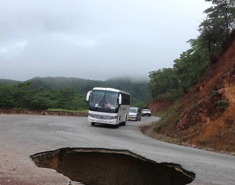 MemoryMandizvi3's tweet photo. @zanupf_patriots @wicknellchivayo Ma China busy destroying Boterekwa achitadza kungopawo contract yekuti  ma roads agadziriswe https://t.co/JiWah6cRXE