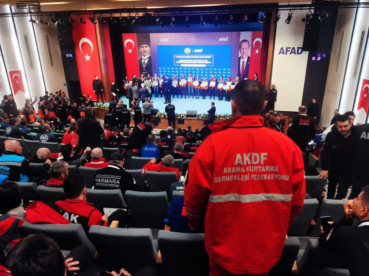 gondak1999's tweet photo. Afad Başkanlığımızın düzenlediği İçişleri Bakanı Ali Yerlikaya’nın katılımıyla gerçekleşen Kentsel Arama Kurtarma Sertifika Töreni’ne katılım sağladık. Emek verdiğimiz bu süreci tamamlayarak belgemizi almanın gururunu yaşıyoruz.
#Göndak
#Akdf
#5AralikDünyaGönüllülerGünü https://t.co/ThJ4c73WJT