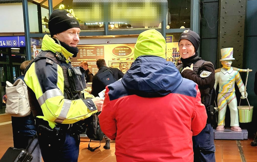 bpol_nord's tweet photo. Heute ist unser Präventionsteam für euch am #Hauptbahnhof #Hamburg und möchte euch über #Taschendiebstahl aufklären. Holt euch wichtige Tipps für euren Schutz! #Bundespolizei #stoppickpockets

🗓️ : 11. &amp; 19.12
🕚 : 11 - 14 Uhr
📍 : Hbf. Hamburg
ℹ️ : https://t.co/gspVW0gM1R https://t.co/Hgbknc4wOV