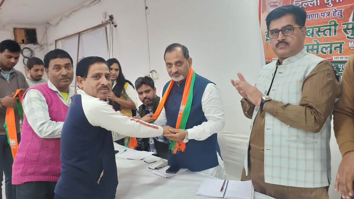 AjayMahawarBJP's tweet photo. .@BJP4Delhi के आगामी विधानसभा चुनाव के घोषणा (संकल्प) पत्र के सुझाव हेतु कैमेटी के संयोजक लोकप्रिय सांसद आदरणीय @RamvirBidhuri जी के पाथेय में मुखर्जी नगर में झुग्गी झोपड़ी वर्ग सुझाव संवाद का कार्यक्रम कर अनेक महत्वपूर्ण सुझाव प्राप्त किये।

#bjpsankalp4delhi2025

@narendramodi @BJP4India @JPNadda @AmitShah @blsanthosh @PandaJay @AtulGargBJP @alka_gurjar @hdmalhotra @Virend_Sachdeva @PavanRanaRSS @ManojTiwariMP @Gupta_vijender @RSSorg @ANI @PTI_News