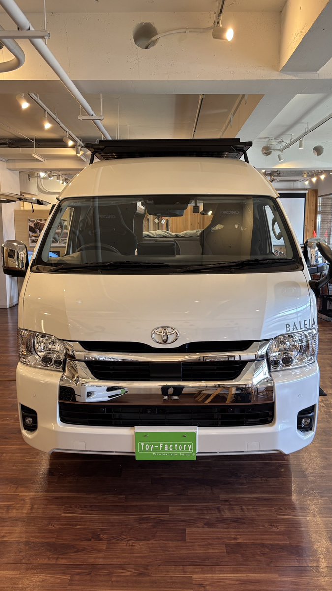 redsonyla's tweet photo. トヨタ　ハイエース
4WDのガソリン車
全長5400、全高2300、重量3000
水洗、冷蔵庫、エアコンも付いており、
価格は1,200万

世界一周に
これがあれば最強だけど、
海外で盗難されないか心配。。 https://t.co/P9W40PdMvB