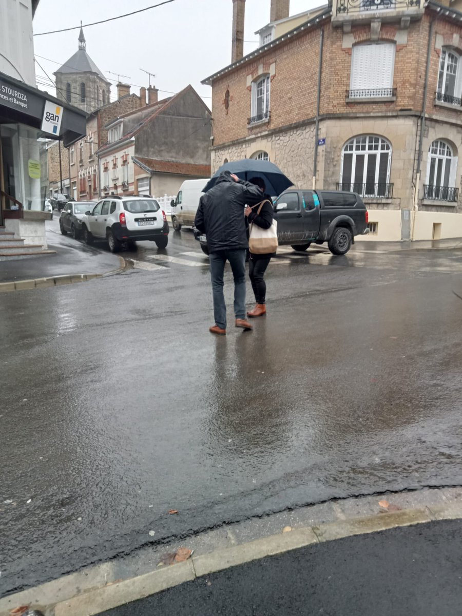 ❄️En décembre, on aurait pu imaginer une campagne sous la neige …. Ce matin, au marché de rethel, ce fut sous la pluie !! 
Pourtant, toujours la même bonne humeur et sympathie des Rethélois.