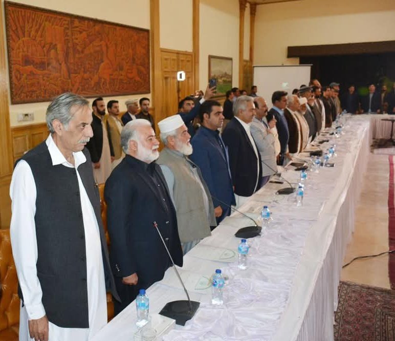 PMLMediaCell's tweet photo. گورنر خیبرپختونخوا فیصل کریم کنڈی کی زیر صدارت گورنر ہاؤس میں آل پارٹیز کانفرنس کا انعقاد۔ کانفرنس میں خیبرپختونخوا کے امن اور قدرتی وسائل سے متعلق موجودہ چیلنجز اور مواقع پر تفصیلی تبادلہ خیال ۔
صوبائی صدر انتخاب خان چمکنی نے پارٹی کی نمائندگی کی ۔

#PML #PMLQ  @chamkani01 https://t.co/UHUxPfIufE