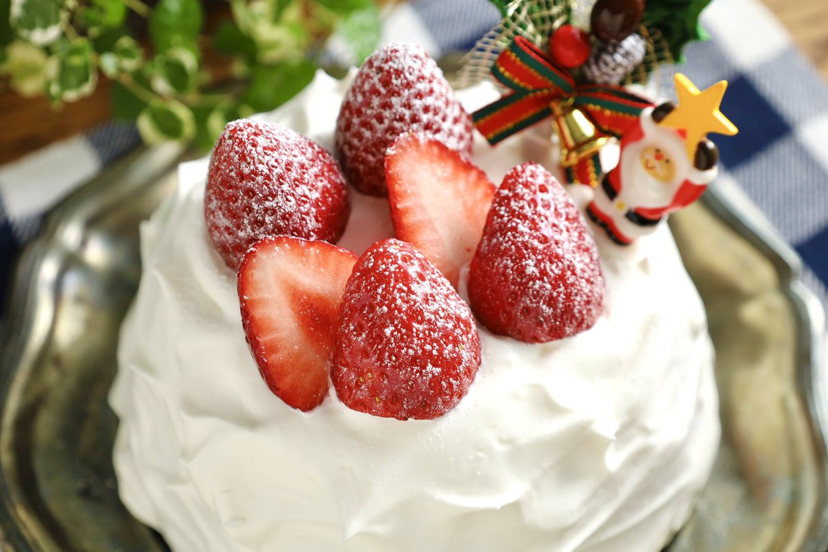 市販のスポンジとどんぶりで作る、スノードームケーキです。生クリーム