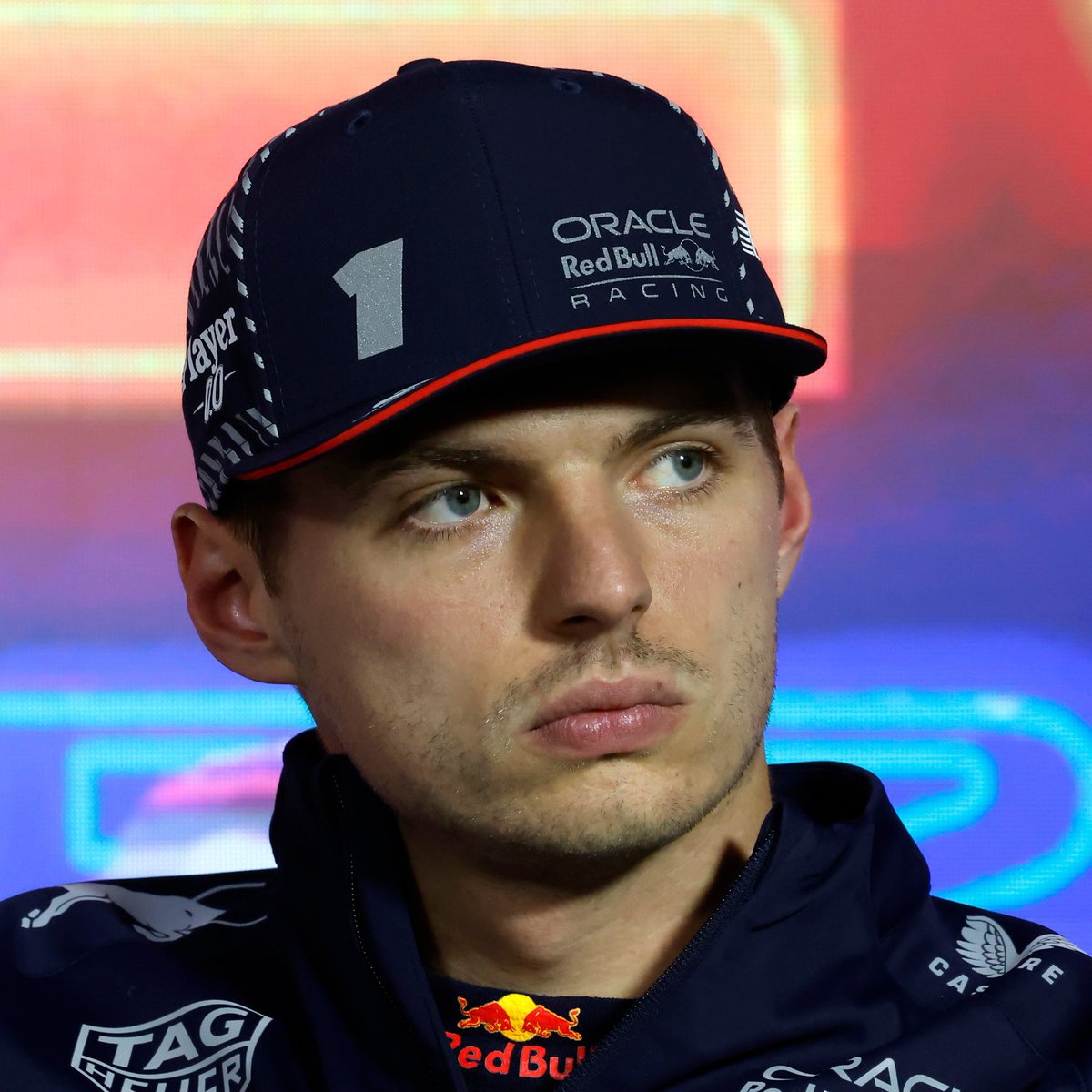 blog_formula1's tweet photo. 🚨 RUSSELL: “SOMOS INTIMIDADOS POR VERSTAPPEN HÁ ANOS. ELE JÁ FOI LONGE DEMAIS” 🚨

George Russell respondeu severamente as críticas de Verstappen: “Não vou sentar aqui e aceitar isso. As pessoas têm sido intimidadas por Max há anos e você não pode questionar suas habilidades de pilotagem.

Ele não consegue lidar com a adversidade, sempre que algo vai contra ele, como em Jeddah '21 ou Brasil '21, ele ataca. Na Hungria neste ano, a primeira vez que o carro dele não foi dominante, ele bateu no Lewis.

Para mim, aqueles comentários no sábado à noite e no domingo foram totalmente desrespeitosos e desnecessários porque o que acontece na pista faz parte da corrida. O que acontece na sala dos comissários, você sempre luta muito, mas nunca é pessoal. Ele já foi longe demais”