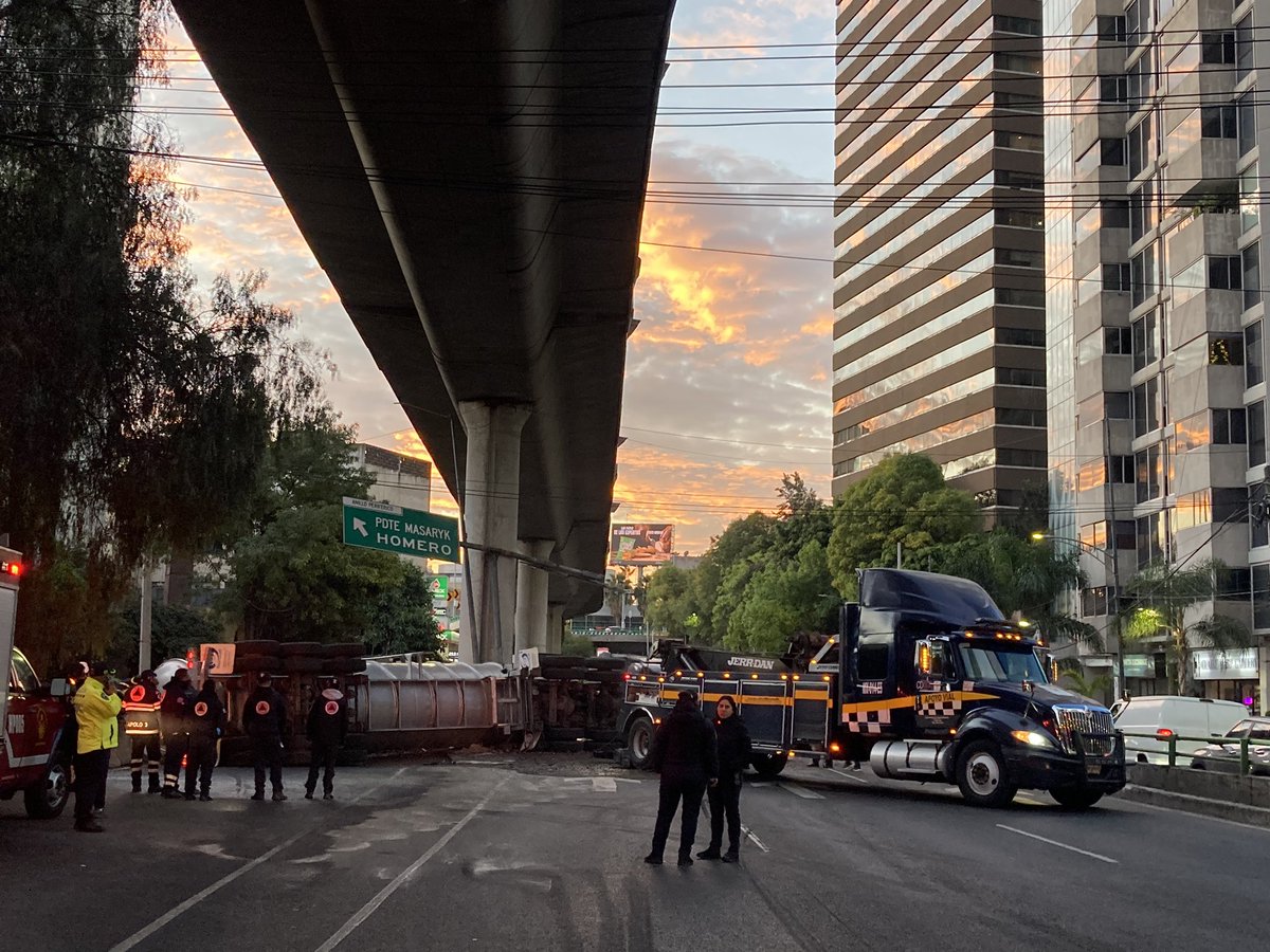 MoshiBetancourt's tweet photo. Cerrados centrales de Periférico dirección sur casi al cruce con Palmas por la volcadura de una pipa. Elementos de la @SSC_CDMX laboran para retirar el vehículo. Ejército Nal y 2° piso posibles alternativas https://t.co/Wc0KccuTNn