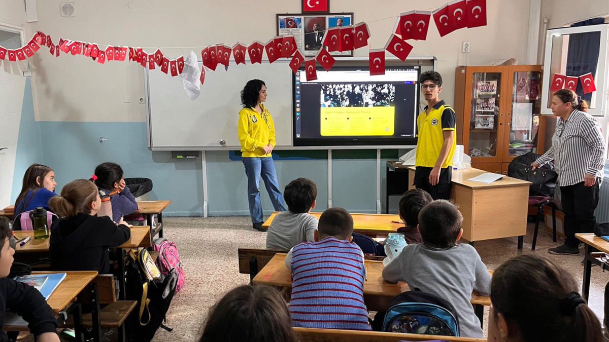 1907 ÜNİFEB İzmir Kâtip Çelebi Üniversitesi örgütlenmesi olarak 5 Aralık Dünya Kadın Hakları Günü’nde Balatçık İlkokulunda sunum yapıp şehit öğretmen Aybüke Yalçın anısına öğretmenlerimize çiçek dağıttık.