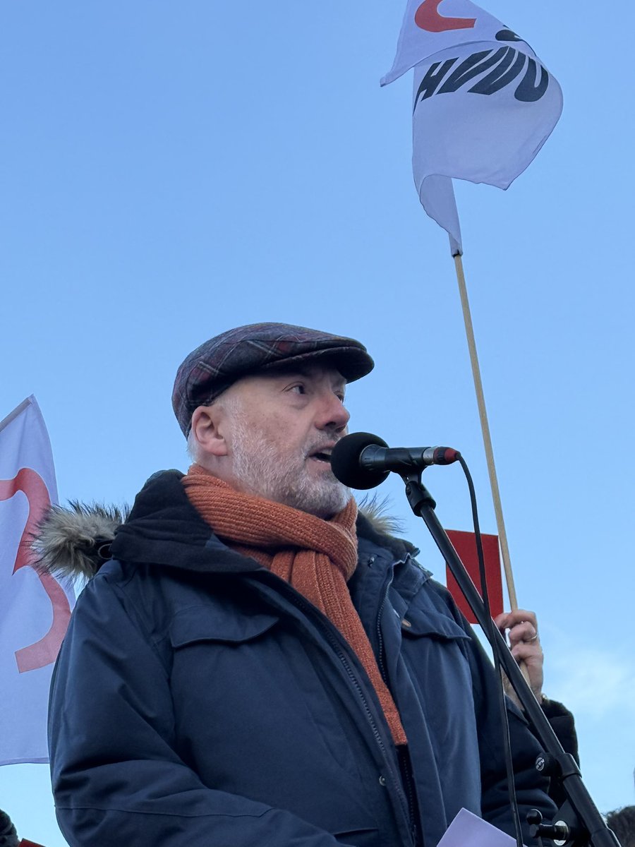 AWOBerlin's tweet photo. Wir sind viele und wir sind laut - gegen den sozialen #Kahlschlag auf Raten demonstrieren wir vor dem Abgeordnetenhaus in #Berlin . #unkuerzbar #wichtigeralsdudenkst https://t.co/VQ3aQ5XSqB