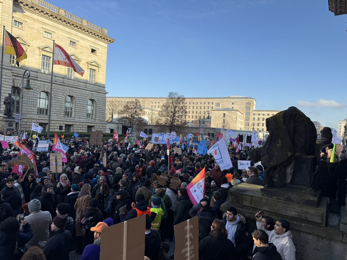 AWOBerlin's tweet photo. Wir sind viele und wir sind laut - gegen den sozialen #Kahlschlag auf Raten demonstrieren wir vor dem Abgeordnetenhaus in #Berlin . #unkuerzbar #wichtigeralsdudenkst https://t.co/VQ3aQ5XSqB