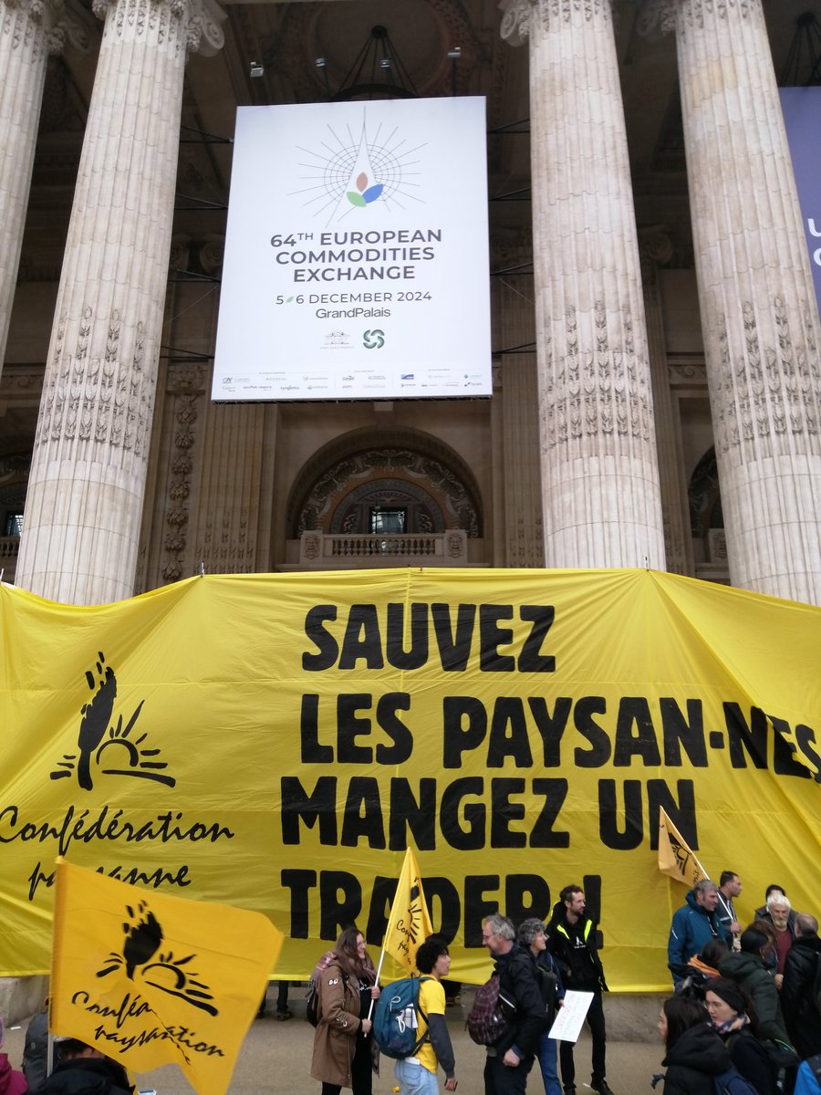 ConfPaysanne's tweet photo. "Sauvez les paysan.nes, mangez un trader" est le message ornant l'immense banderole déroulée au cœur de la capitale parisienne. Le problème réside bien dans ces pratiques de spéculation sur les marchés. #StopSpeculation #StopALE #revenupaysan https://t.co/jusfN0OiqB