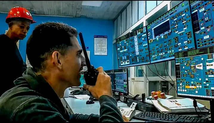 DrRobertoMOjeda's tweet photo. En menos de 24 horas fue reconectado el Sistema Eléctrico Nacional. Es una verdadera proeza de nuestros trabajadores. Se confirma que ¡aquí no se rinde nadie! #ConLaFuerzaDeLaUnidad https://t.co/IZPLu8FiJy