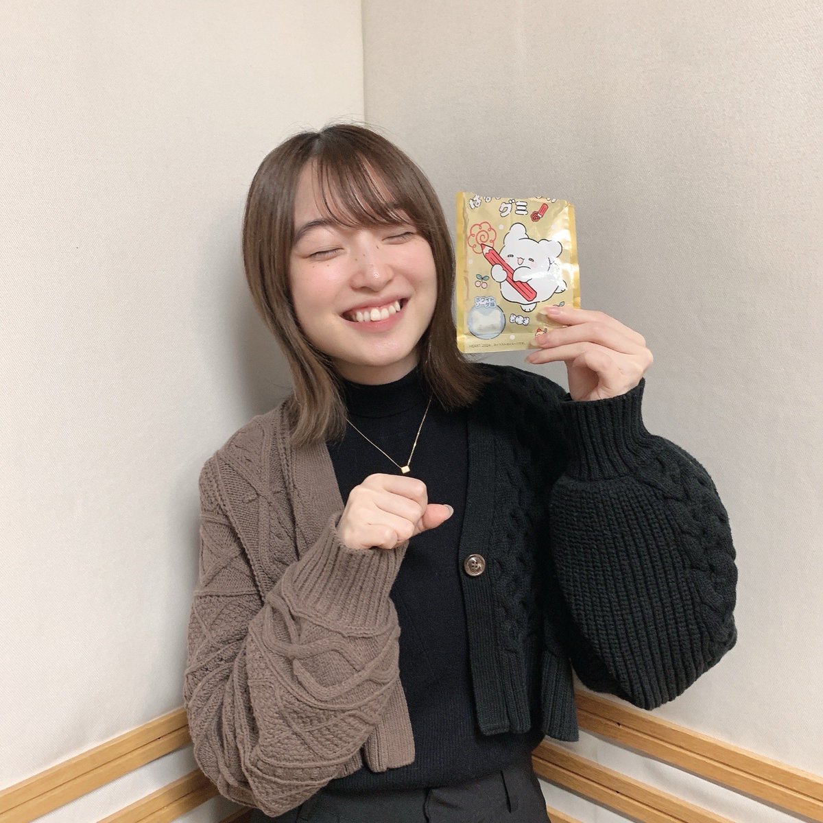 ReinaUeda_Staff's tweet photo. 本日23時30分より、文化放送超A&amp;G＋『上田麗奈のひみつばこ』の放送です📻
本日はこちらのグミをいただいたみたいです…👻💮
今夜もお楽しみに！

#上田麗奈 #ひみつばこ https://t.co/d18SQQscsf