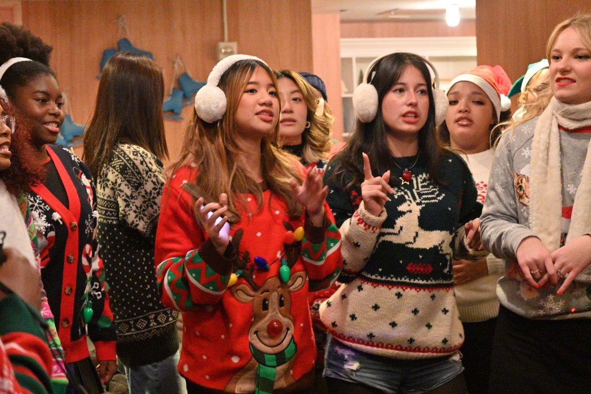 We couldn't be more Scarlet Flier proud of our own Neptune High School A Cappella group Scarlet Sound who were amazing at the Rockefeller Center tree lighting 2024.  These talented, incredible students represented us well! 
youtube.com/watch?v=SbBz0h…